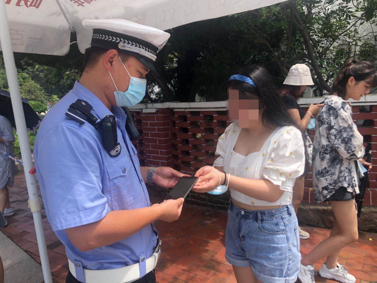 市南|女游客不慎丢失手机 市南交警捡到及时归还
