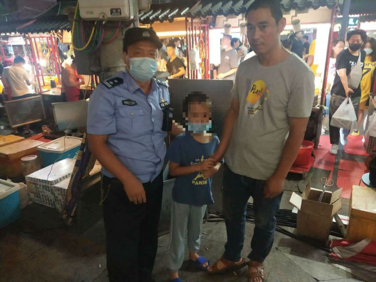 卖货|8岁娃陪爸爸出门卖货迷了路 李村派出所民警将其送回家人身边