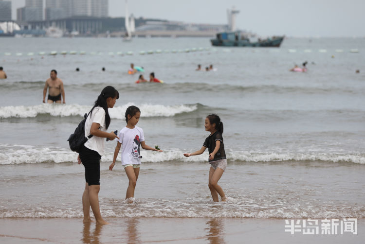 纳凉|青岛天气闷热湿度大 不少游客来海边洗海澡解暑纳凉