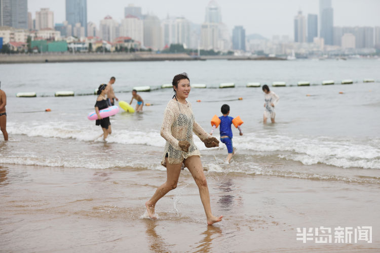 纳凉|青岛天气闷热湿度大 不少游客来海边洗海澡解暑纳凉