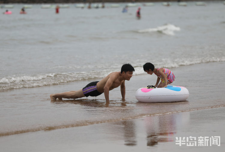 纳凉|青岛天气闷热湿度大 不少游客来海边洗海澡解暑纳凉