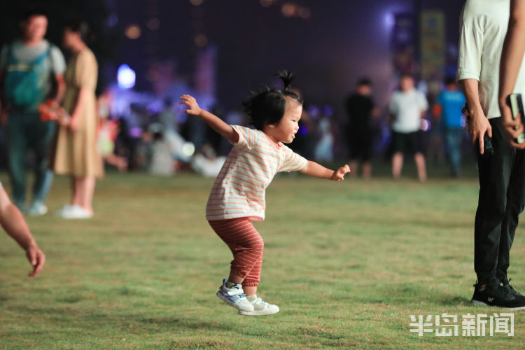 玩转|好吃又好玩 孩童玩转青岛西海岸新区金沙滩啤酒城