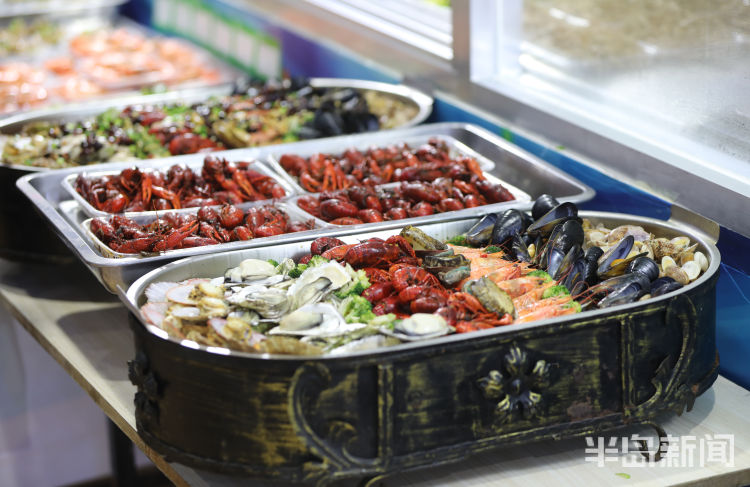 啤酒|青岛西海岸新区金沙滩啤酒城酒品菜品优惠多 啤酒价格同比降14.4%惠民套餐人均50元