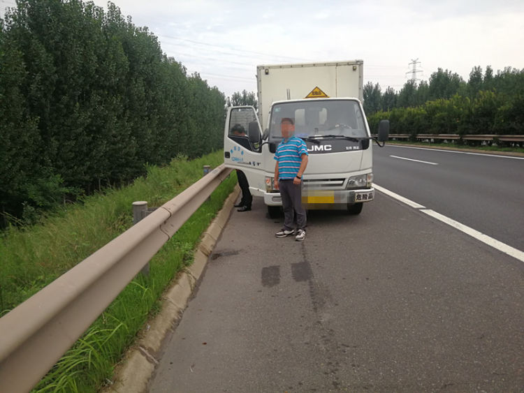 违停|沈海高速上应急车道内违停“方便” 货车司机被严厉处罚