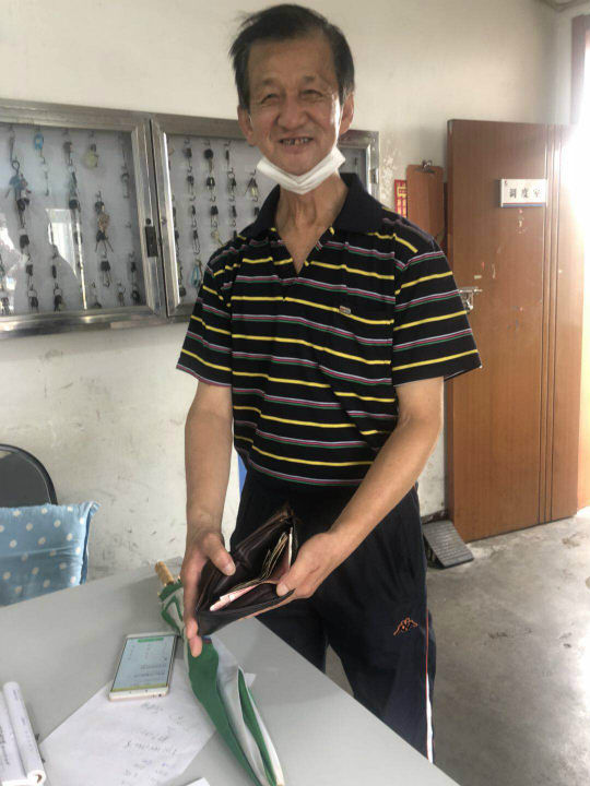 丢包|乘客大意丢包 青岛市北巴士公交司机捡到后物归原主