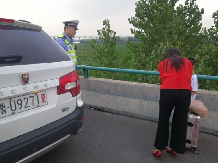 带娃|母子二人被“扔”在黄岛服务区徒步上高速 巡逻交警暖心救助
