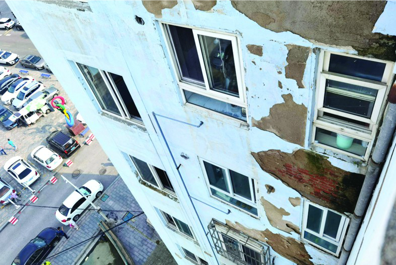 |楼体墙皮脱落住户家中漏水 青岛北仲路16号居民楼患了“皮肤病”