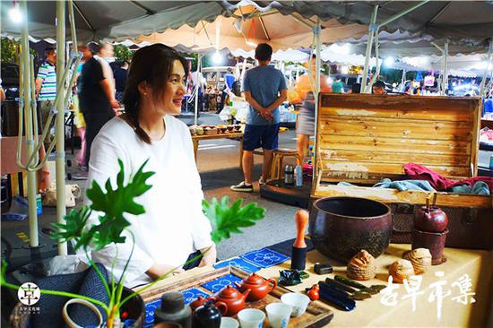 |古早文化城举办书画展 画家直播“带货”助兴青岛啤酒节