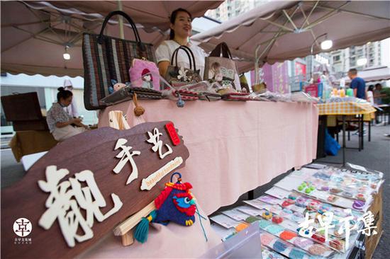 |古早文化城举办书画展 画家直播“带货”助兴青岛啤酒节