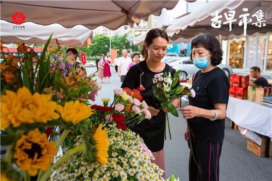 |古早文化城举办书画展 画家直播“带货”助兴青岛啤酒节
