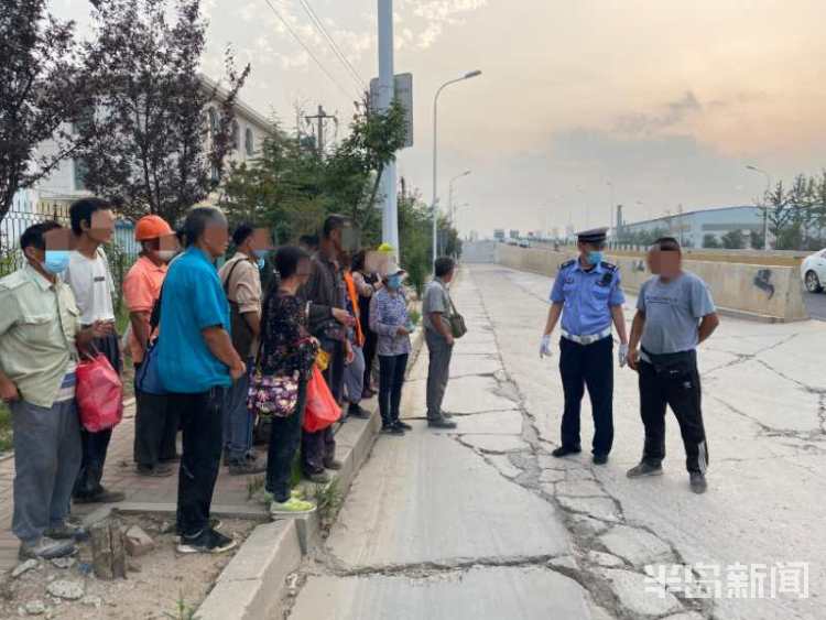 塞下|青岛一辆9座面包车硬是塞下18人 这个“戏法”一点都不好笑