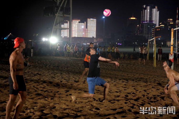 沙滩排球|青岛石老人海水浴场：沙滩排球 挑灯夜战