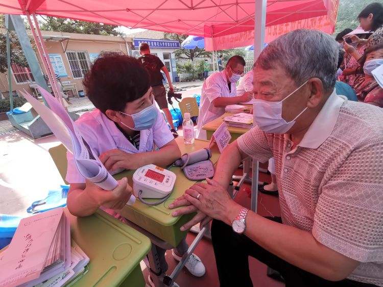 暖心|半岛公益“健康知识进农村”活动第六站走进城阳区惜福镇街道棉花社区