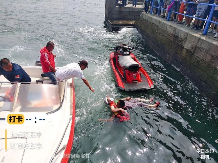 小哥|青岛栈桥海边一名游客落水闹悬 多亏了骑摩托艇的小哥
