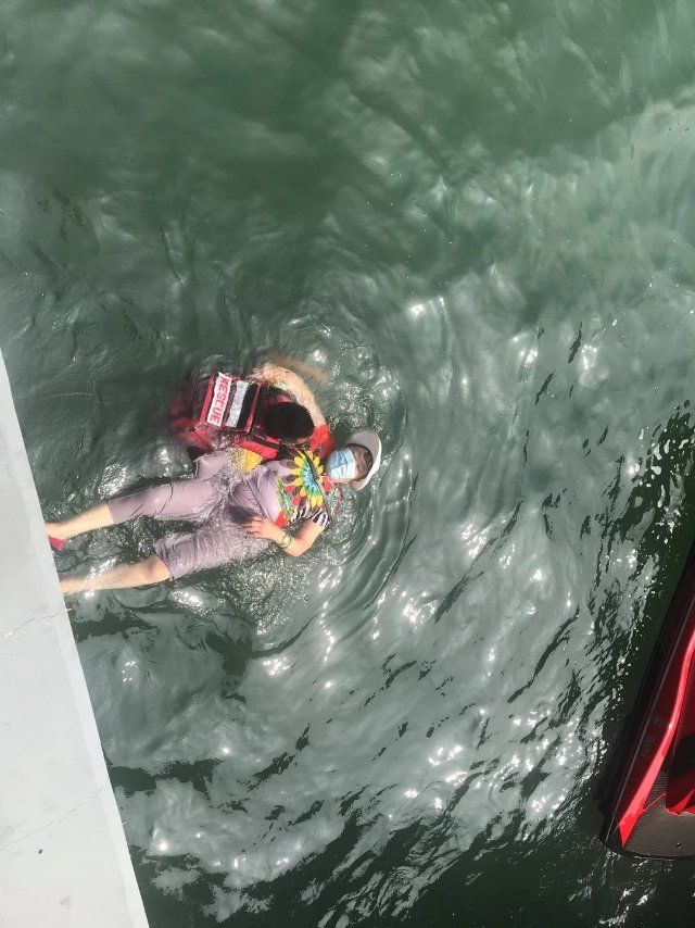 小哥|青岛栈桥海边一名游客落水闹悬 多亏了骑摩托艇的小哥