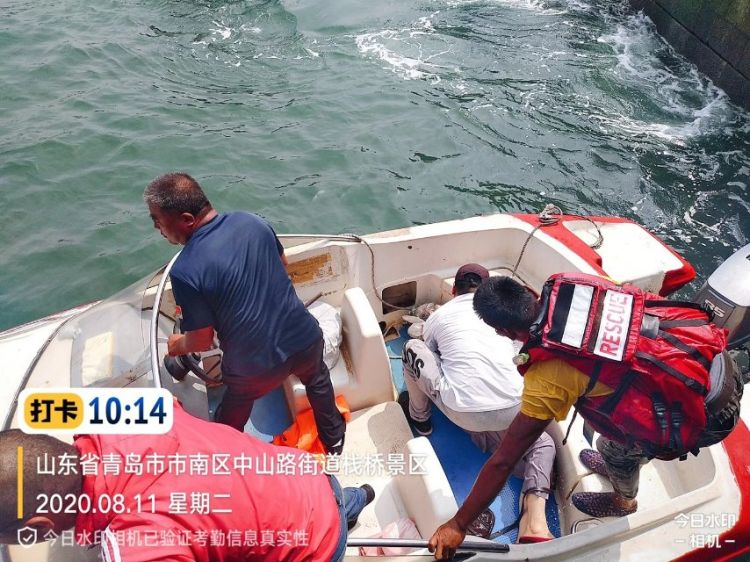 小哥|青岛栈桥海边一名游客落水闹悬 多亏了骑摩托艇的小哥