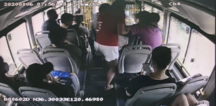 真暖心|青岛109路公交上一女乘客突然呕吐 驾乘人员做法真暖心