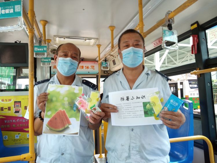 369|高温来袭 369路打造“清凉车厢”免费发放防暑物品
