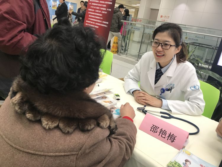 心梗|“谢谢你救了我的命”青岛84岁老人突发心梗 被女医生徒手救回