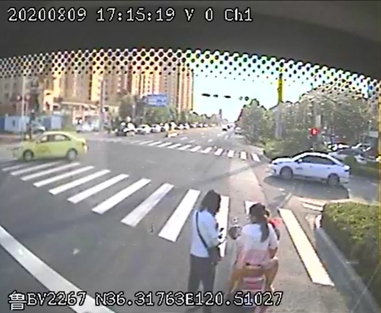 浑然不觉|骑电动车丢手机浑然不觉 公交106路司机狂追数百米归还