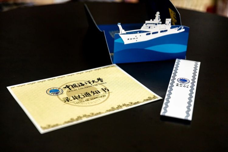 叮咚|高校录取通知书陆续寄出 网友：这也太好看了吧……