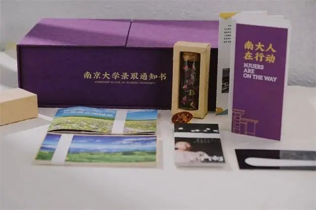 叮咚|高校录取通知书陆续寄出 网友：这也太好看了吧……