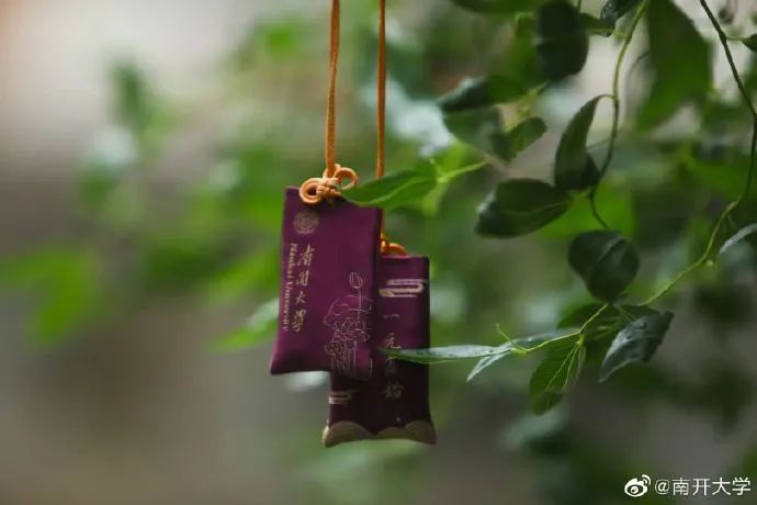 叮咚|高校录取通知书陆续寄出 网友：这也太好看了吧……