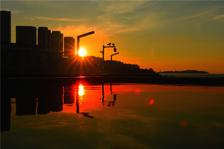 孤帆|晒出美丽青岛：孤帆，骄阳，渔船……青岛的美令人窒息