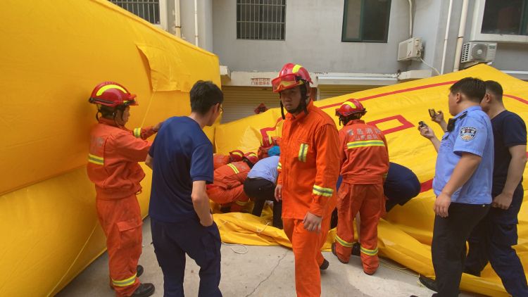 六楼|平度一女子从六楼跳下轻生 幸亏落到消防员铺好的救生垫上