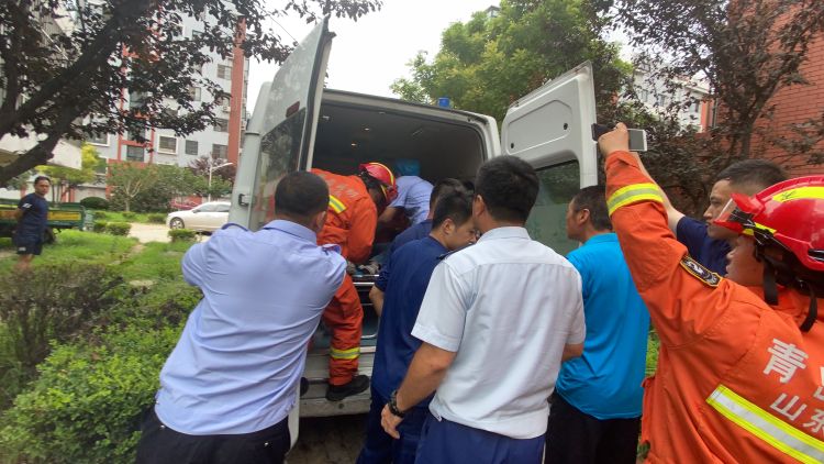 六楼|平度一女子从六楼跳下轻生 幸亏落到消防员铺好的救生垫上