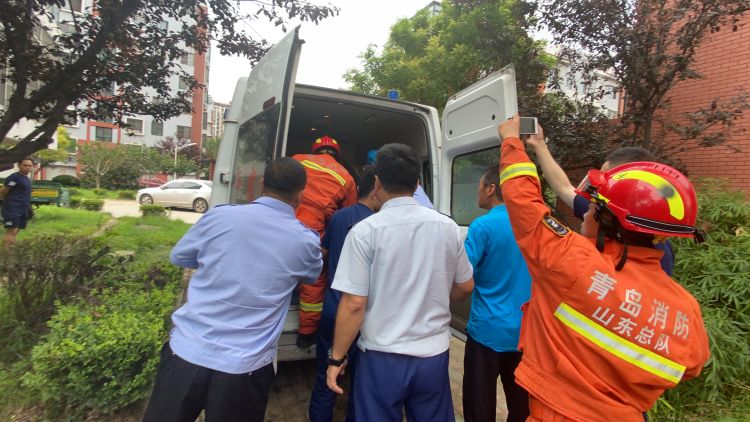 六楼|平度一女子从六楼跳下轻生 幸亏落到消防员铺好的救生垫上