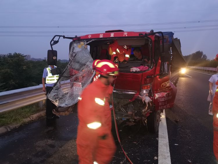 沈海高速凌晨突发车祸大货车司机被困驾驶室12名消防员紧急破拆救人