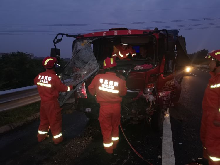 沈海高速凌晨突发车祸大货车司机被困驾驶室12名消防员紧急破拆救人