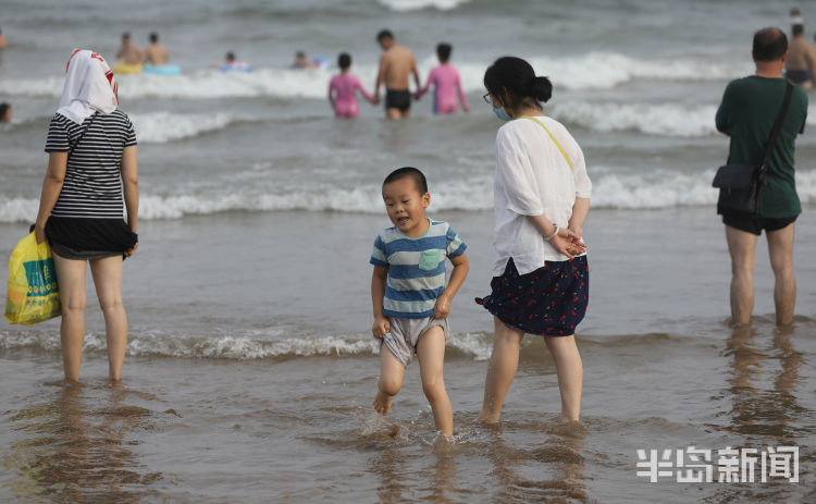 秋老虎|秋老虎发威 青岛海边沿线游客“爆棚”