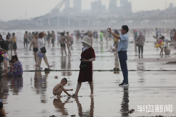 秋老虎|秋老虎发威 青岛海边沿线游客“爆棚”
