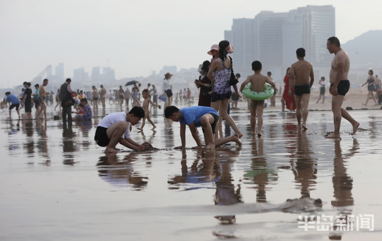 秋老虎|秋老虎发威 青岛海边沿线游客“爆棚”