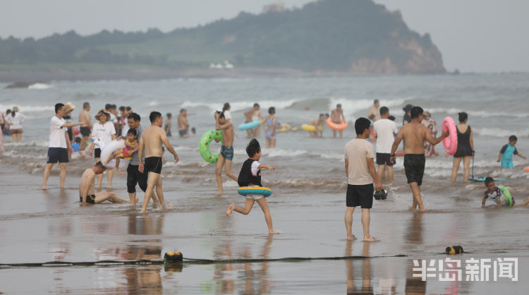 秋老虎|秋老虎发威 青岛海边沿线游客“爆棚”