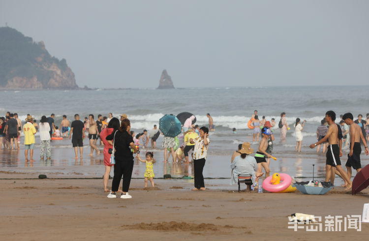 秋老虎|秋老虎发威 青岛海边沿线游客“爆棚”