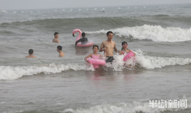 秋老虎|秋老虎发威 青岛海边沿线游客“爆棚”