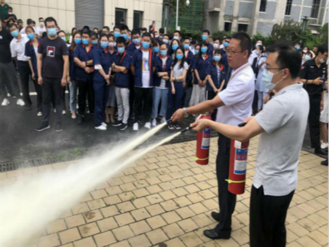 300|高层建筑起火怎么办？消防部门组织300人参加应急疏散演练