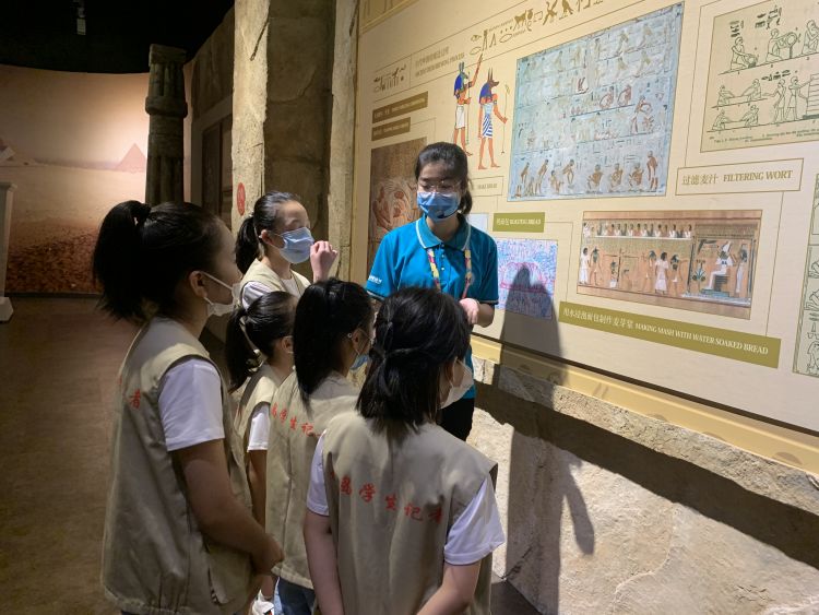 啤酒节|“哈舅！哈舅妈？”半岛学生记者讲述“醉”美啤酒节