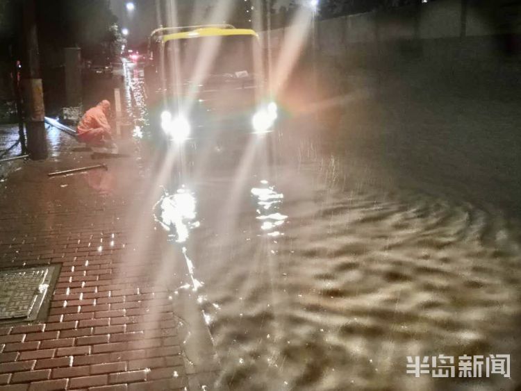 雨中|雨中的坚守！青岛李沧环卫、市政、园林等部门全员上路保畅通
