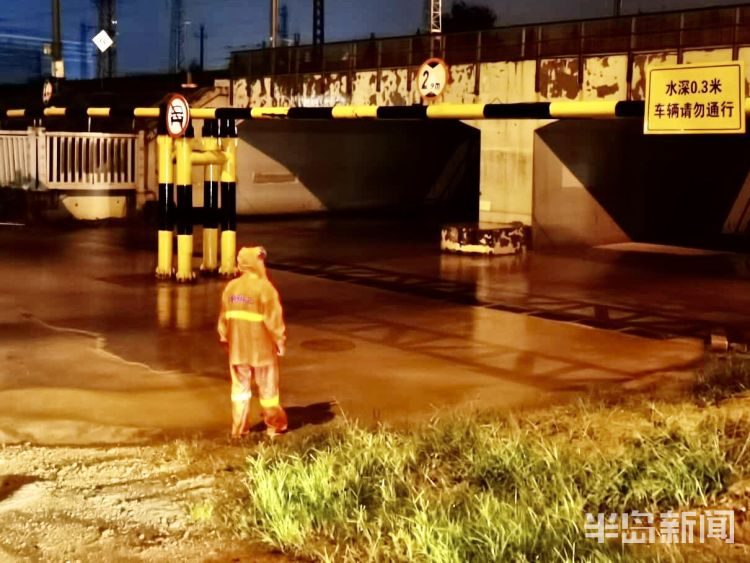 雨中|雨中的坚守！青岛李沧环卫、市政、园林等部门全员上路保畅通