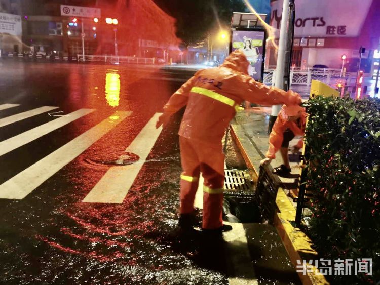 雨中|雨中的坚守！青岛李沧环卫、市政、园林等部门全员上路保畅通