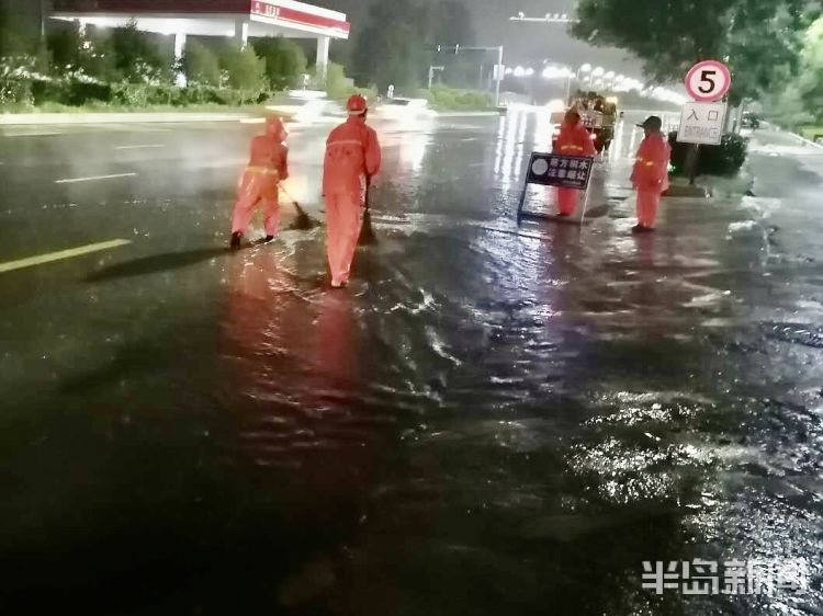 雨中|雨中的坚守！青岛李沧环卫、市政、园林等部门全员上路保畅通
