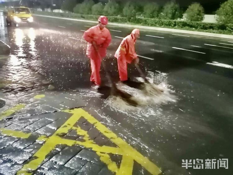 雨中|雨中的坚守！青岛李沧环卫、市政、园林等部门全员上路保畅通