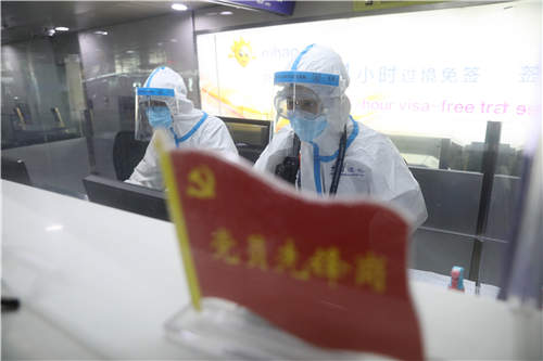 疫情防控|图片故事《高温下的国门战“疫”》