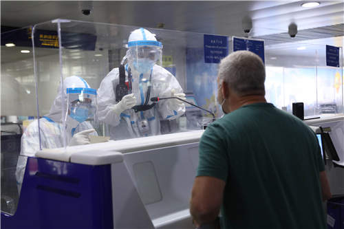 疫情防控|图片故事《高温下的国门战“疫”》