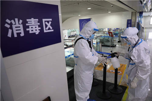 疫情防控|图片故事《高温下的国门战“疫”》