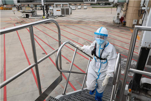 疫情防控|图片故事《高温下的国门战“疫”》